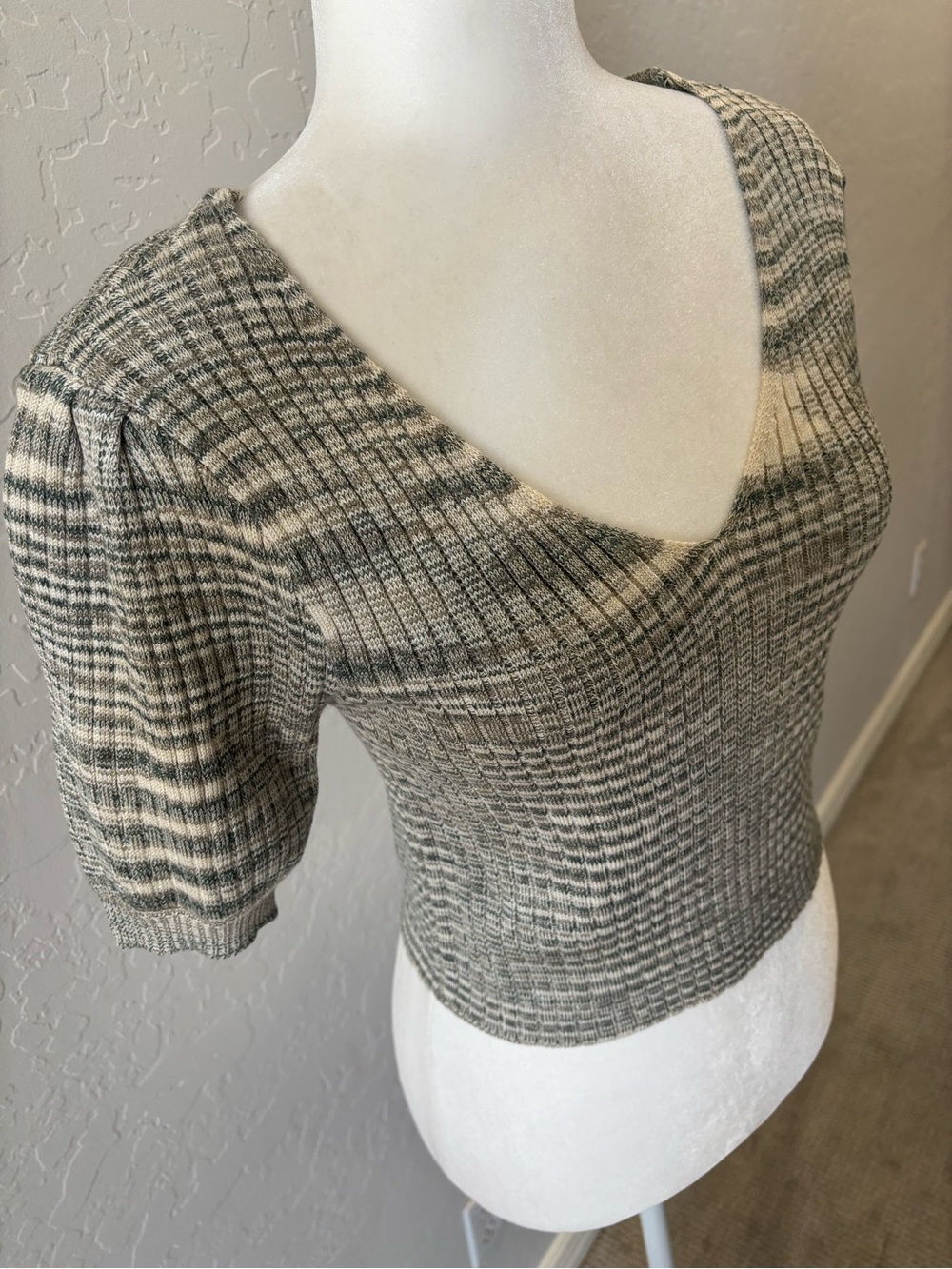 NWOT Knit Puff Sleeve Cropped V-Neck